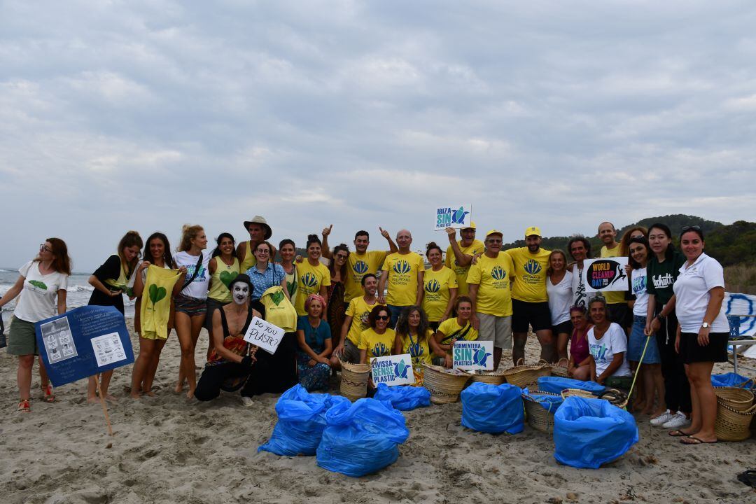 Imagen de un grupo de voluntarios en Playa d'en Bossa