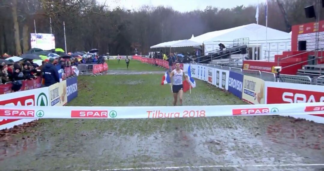 Jimmy Grassier en su llegada a meta durante el Europeo de cross en Holanda