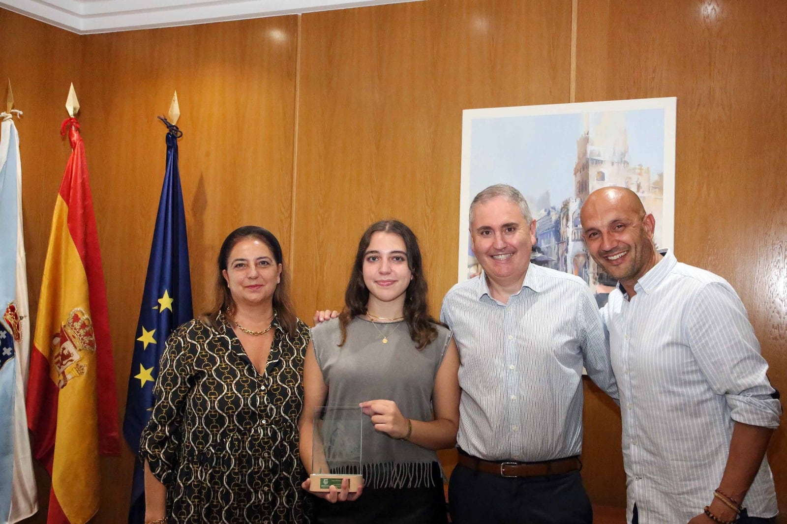 Carla Martínez Saborido junto a sus padres y el alcalde de O Porriño.