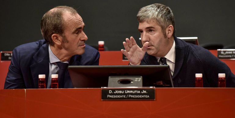 Javier Aldazabal y Josu Urrutia, durante la Asamblea General Ordinaria del Athletic.