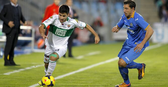 El jugador valenciano intenta irse del lateral gallego del Getafe