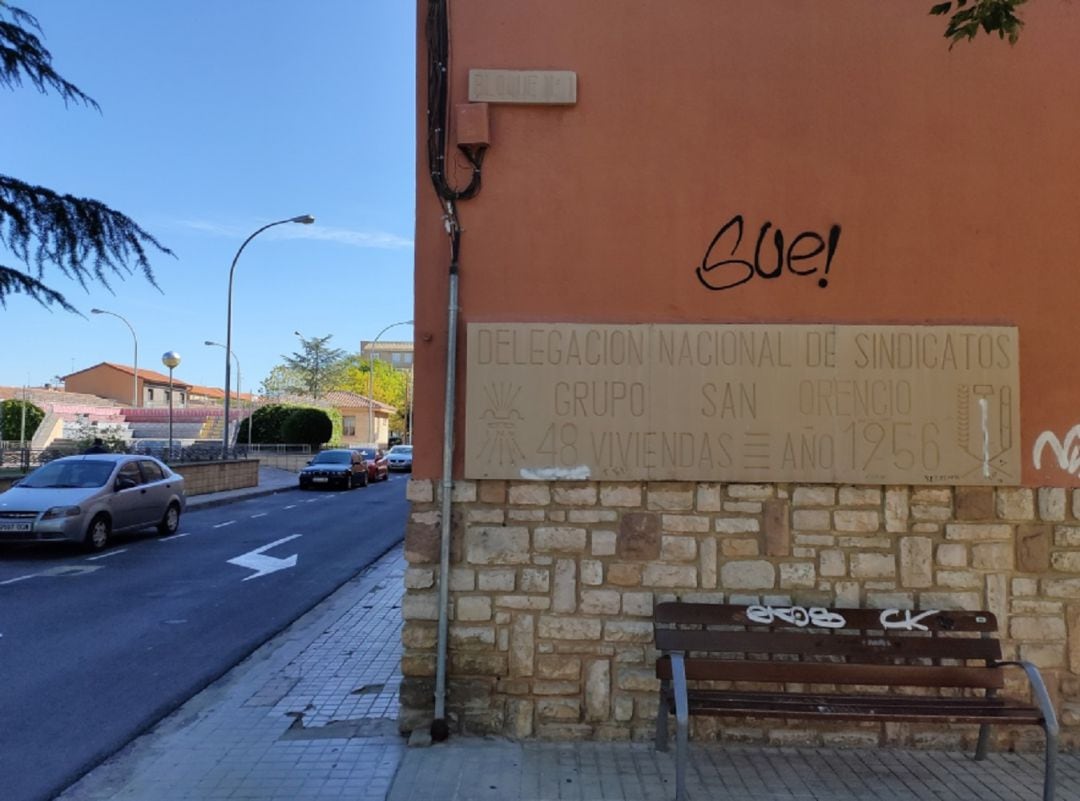 Placa en Huesca con simbología franquista 