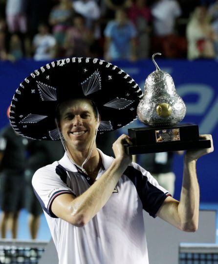 Sam Querrey levanta el trofeo de Acapulco.