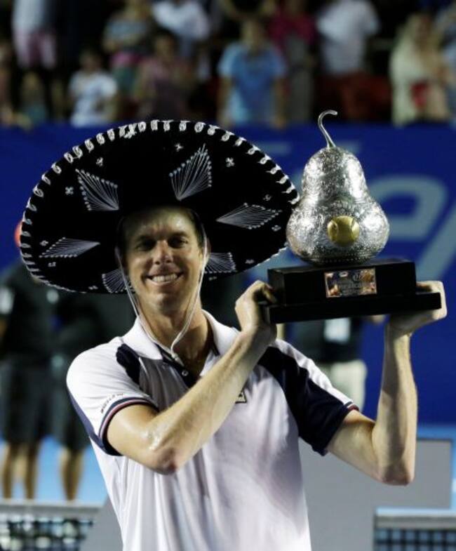 Sam Querrey levanta el trofeo de Acapulco.