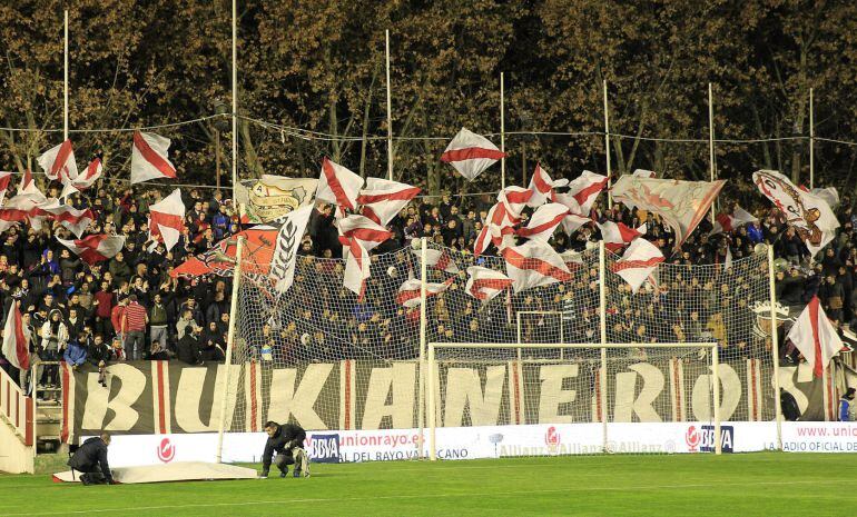 Aficionados ultras del Rayo Vallecano, &quot;Los Bukaneros&quot;, durante el encuentro correspondiente a la ida de los dieciseisavos de final de la Copa del Rey, que disputan esta noche frente al Valencia en el estadio de Vallecas.