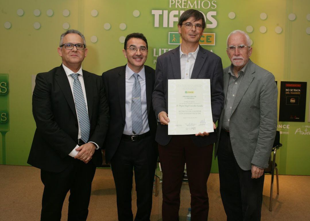 Miguel Carcelán recibiendo el premio Tiflos de la ONCE