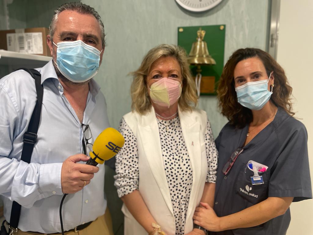 Paco García junto a una técnico y paciente del servicio de Radioterapia del Infanta Luisa