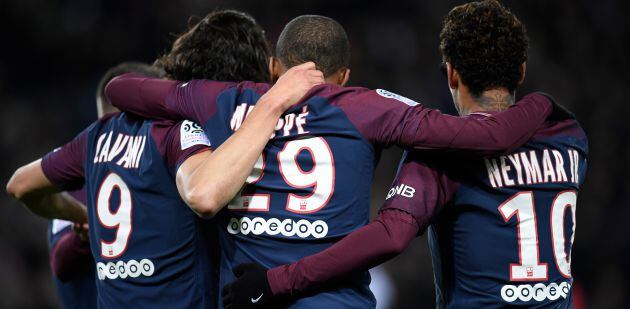 Cavani, Mbappé y Neymar celebran un gol