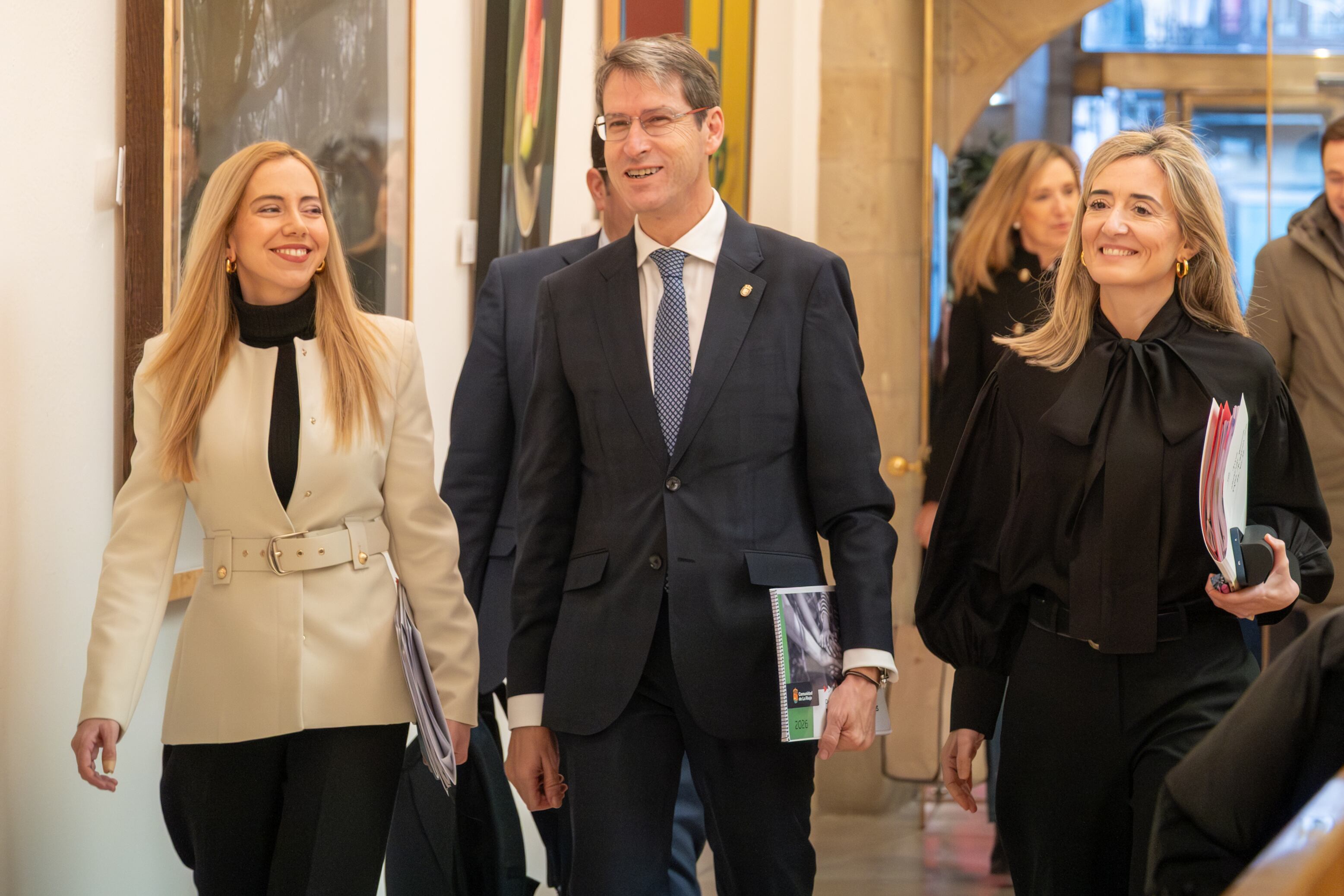 LOGROÑO (ESPAÑA), 22/12/2025. El presidente del Gobierno de La Rioja, Gonzalo Capellán (c), junto a la presidenta del Parlamento de La Rioja, Marta Fernández Cornago (i), y la portavoz del Partido Popular en el Parlamento riojano, Cristina Maiso (d) a su llegada al pleno de presupuestos en el Parlamento de La Rioja celebrado este lunes. EFE/Fernando Díaz