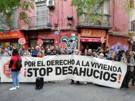 La Plataforma Stop Desahucios Zaragoza junto a familiares y amigos a las puertas de la casa de Mari Carmen.