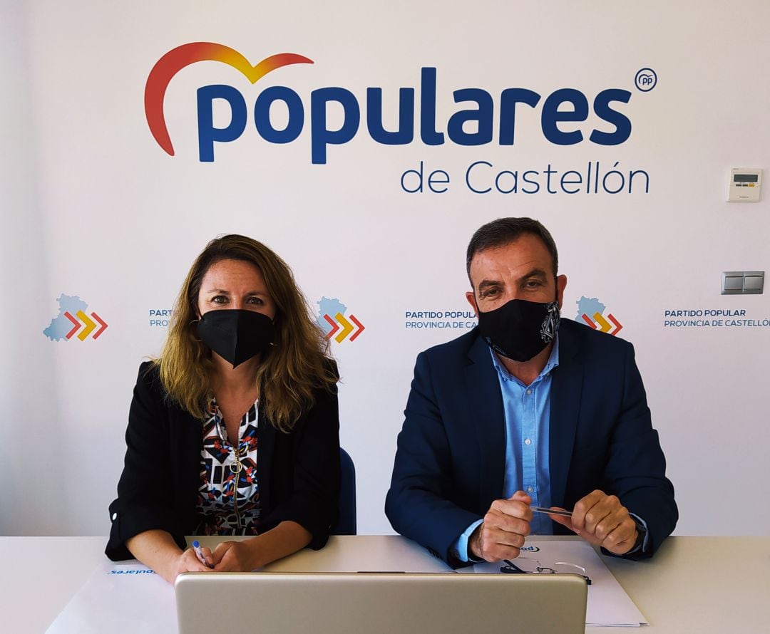 La portavoz del Grupo Municipal Popular, Begoña Carrasco junto al concejal encargado de asuntos económicos, Juan Carlos Redondo