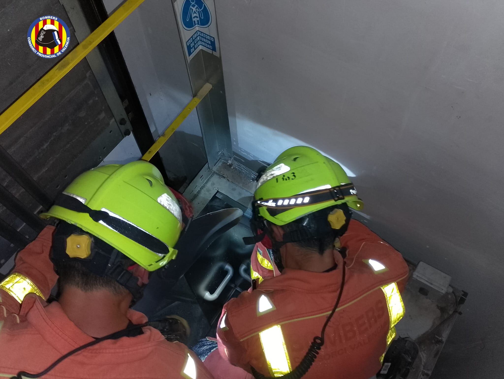 Rescate en un ascensor en L'Alcúdia de Crespins (Foto: Bomberos)
