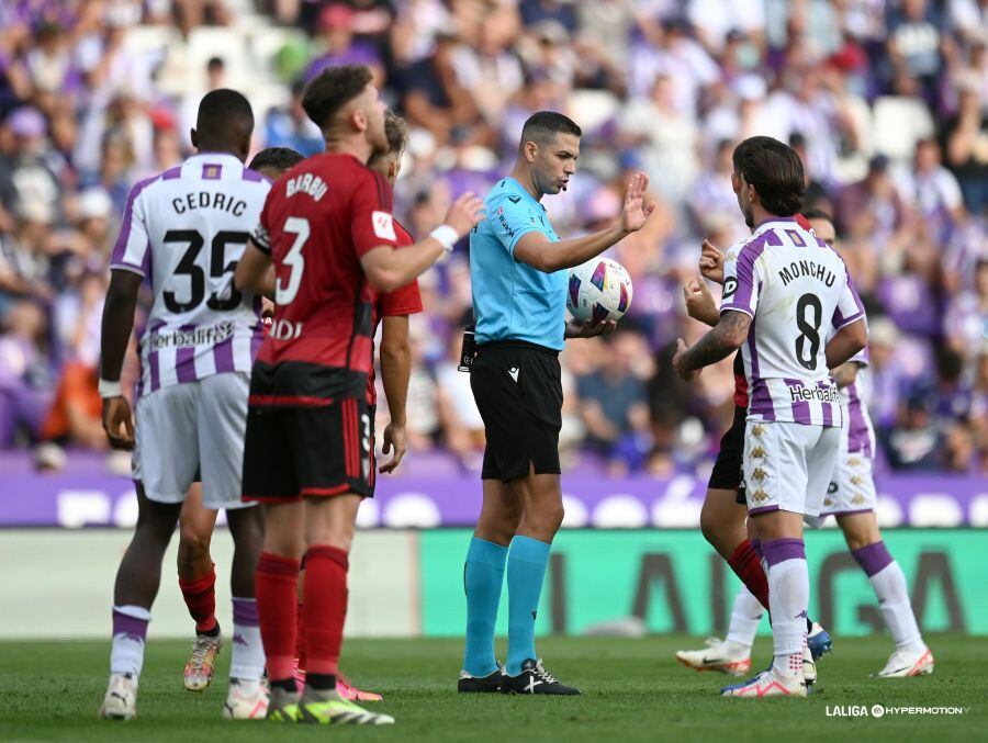 Lax Franco arbitrando el Valladolid-Mirandés de la jornada 10