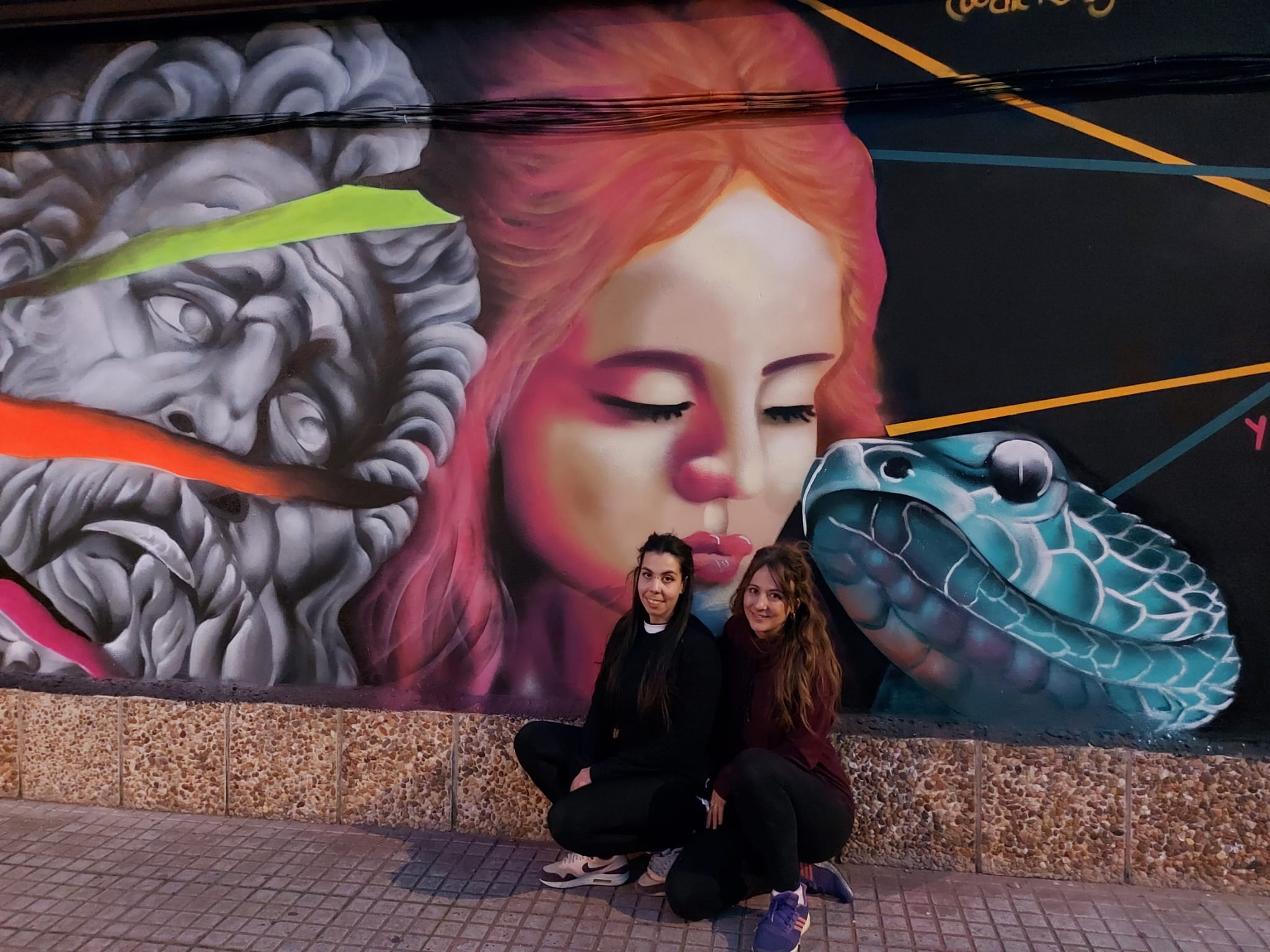 Las dos creadoras del nuevo mural de Santa Catalina