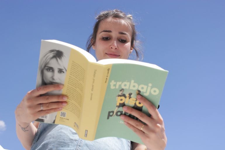 Zahara haciendo que lee su libro en la terraza de la SER