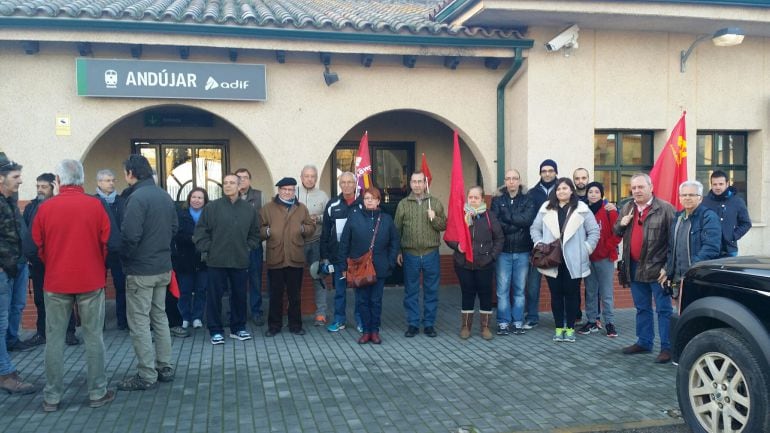 Participantes en la marcha homenaje a loas Brigadas Internacionales con motivo del 80 aniversario de la Batalla de Lopera