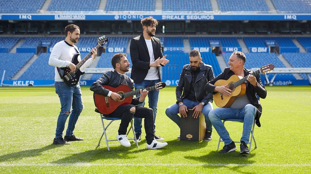 El grupo Sonakay interpreta su versión del himno de la Real en Anoeta