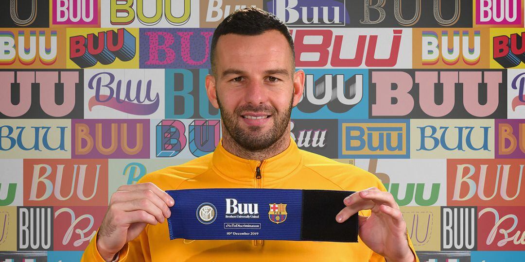 Handanovic muestra el brazalete que portarán el capitán de Inter y de Barça este martes en la Champions