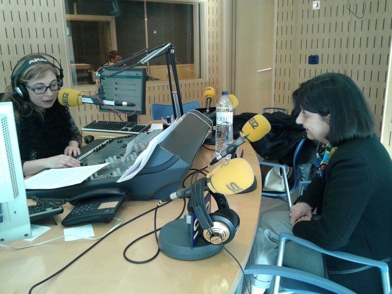 L'exministra de Salut, Rosa Ferrer, als estudis de SER Andorra en el decurs de l'entrevista d'avui.