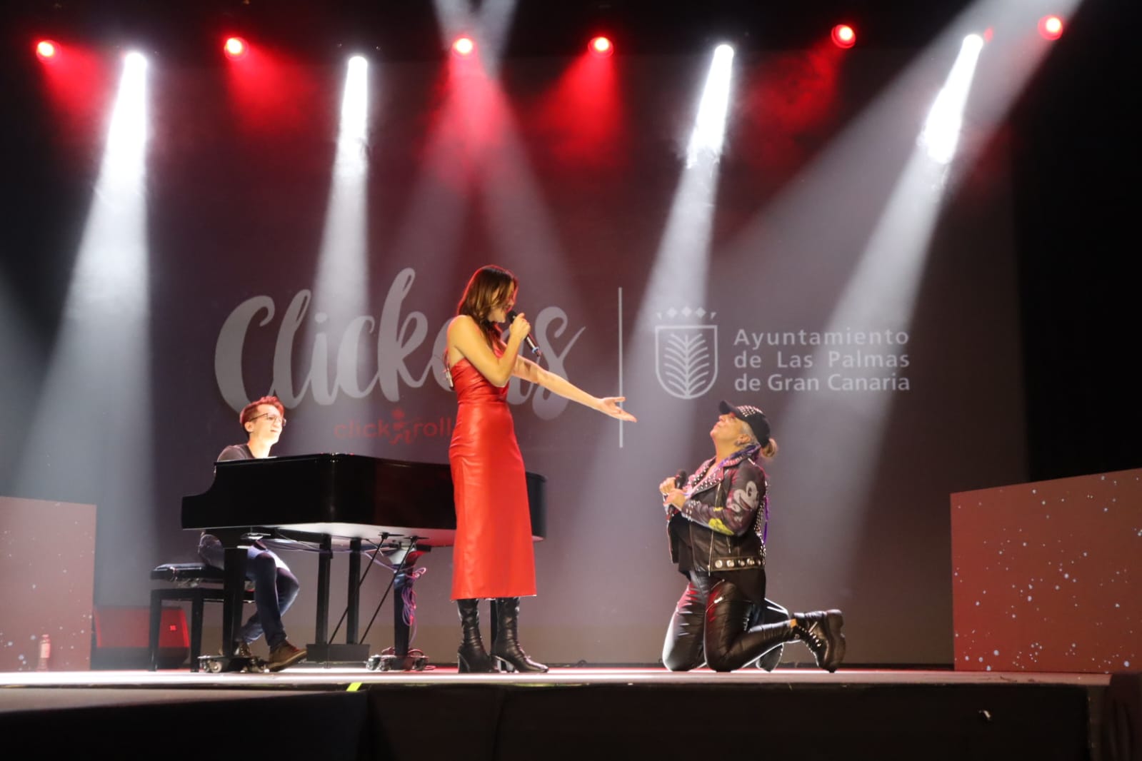 Rosana se arrodilla durante un momento de su actuación en la gala Clickers 2022 desde el Espacio Miller de la ciudad de Las Palmas de Gran Canaria