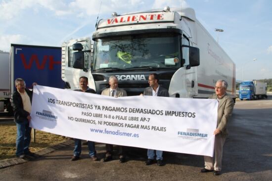Protesta dels transportistes en la primera jornada de prohibició del pas de camions per la Nacional II