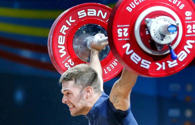 El español David Sánchez efectúa un levantamiento en la categoría de 69 kilos de los Campeonatos Europeos de Halterofilia 