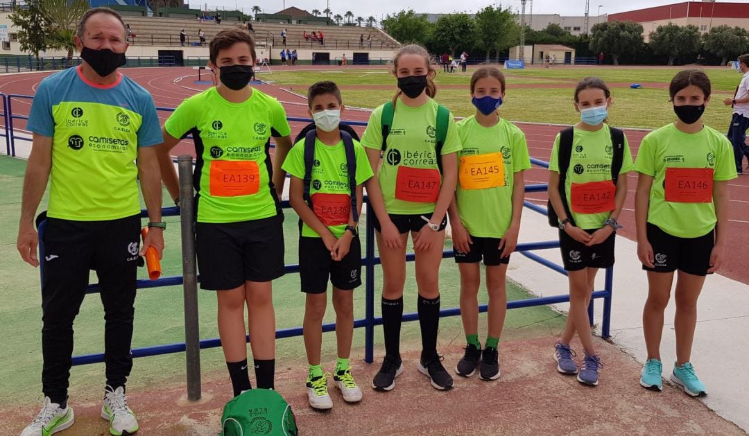 Los jóvenes atletas del C. A. Elda con su entrenador, José Ferris