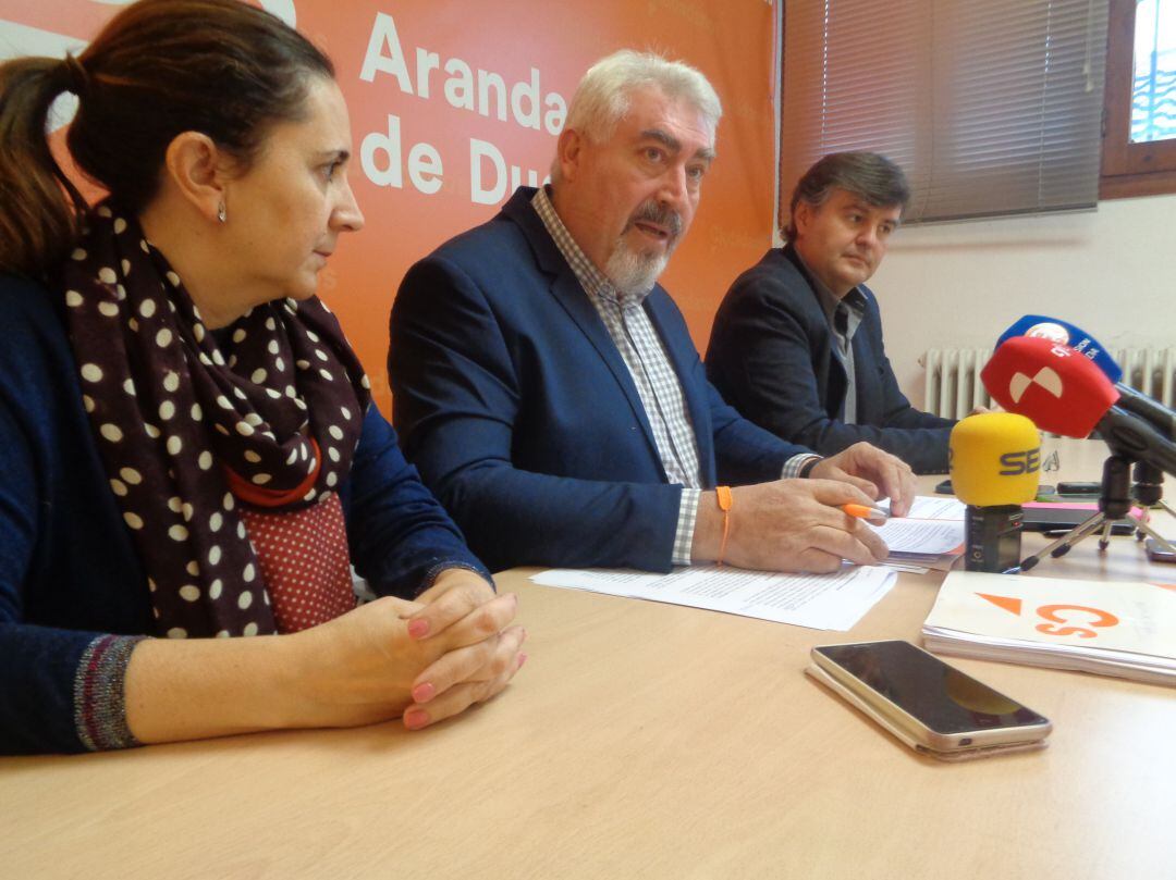 José Ignacio Delgado, en el centro, acompañado de los concejales arandinos, Elia Salinero y Francisco Martín Hontoria