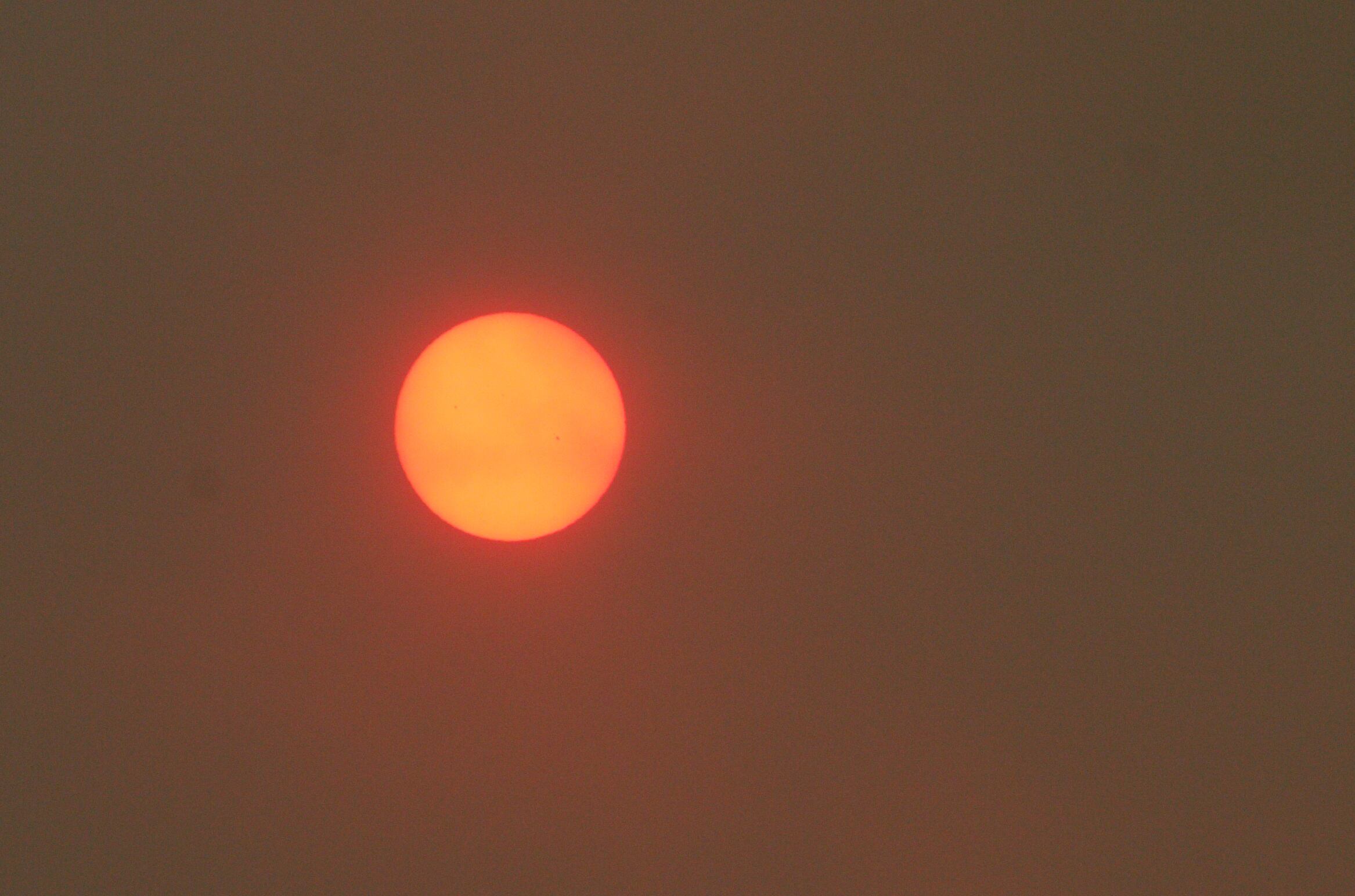 El sol luce en el Bierzo de un rojo intenso debido al humo de los incendios