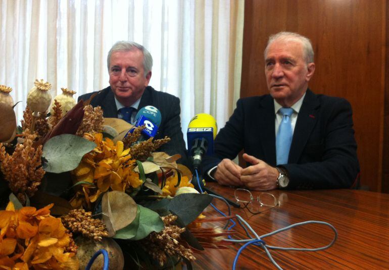 El presidente del Consejo para la defensa del contribuyente, Javier Martin Fernández (i) junto al presidente de la asociación de asesores fiscales de Segovia Víctor Fernández (D).