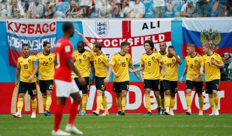 El defensa belga Thomas Meunier (c) celebra con sus compañeros tras marcar el 0-1 durante el partido Inglaterra-Bélgica