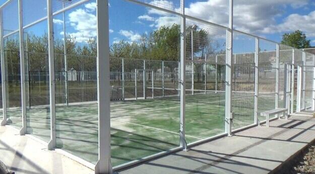 Imagen de archivo de una pista de padel en construccion