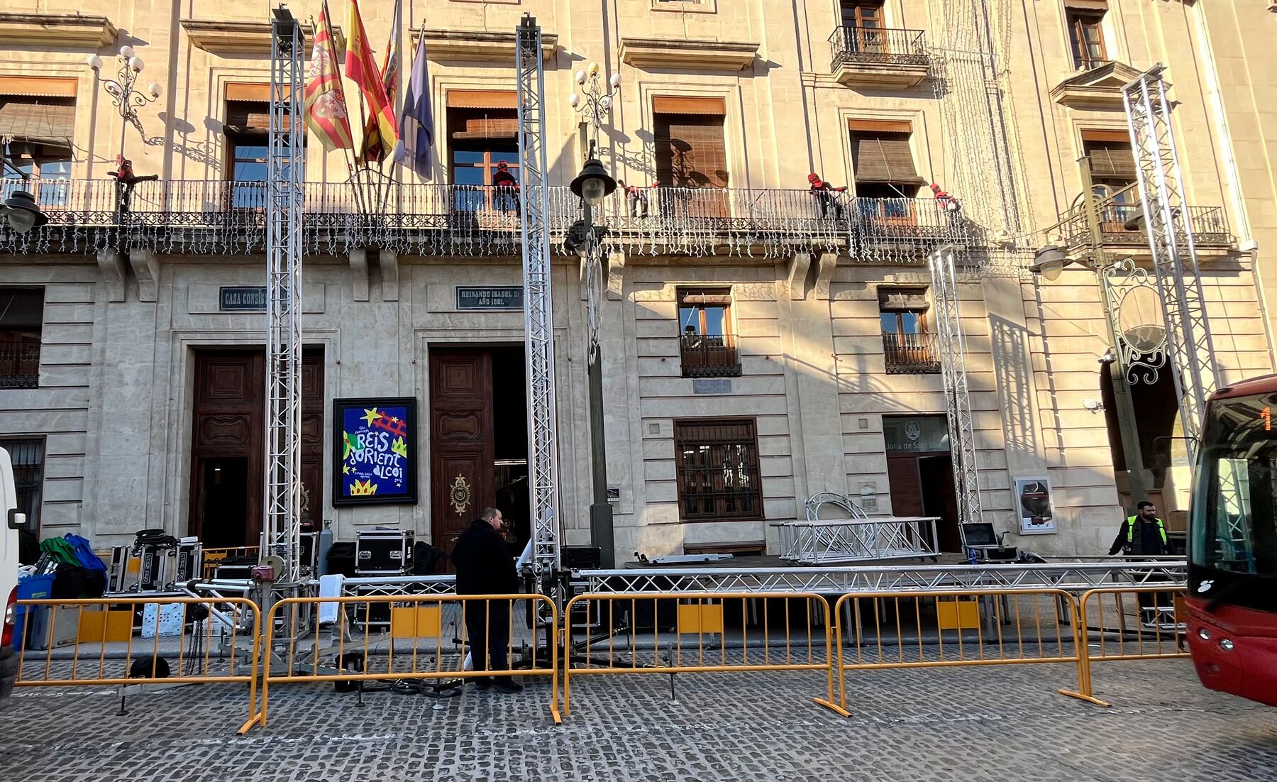 Imatge dels preparatius en la Plaça d'Espanya davant l'Ajuntament