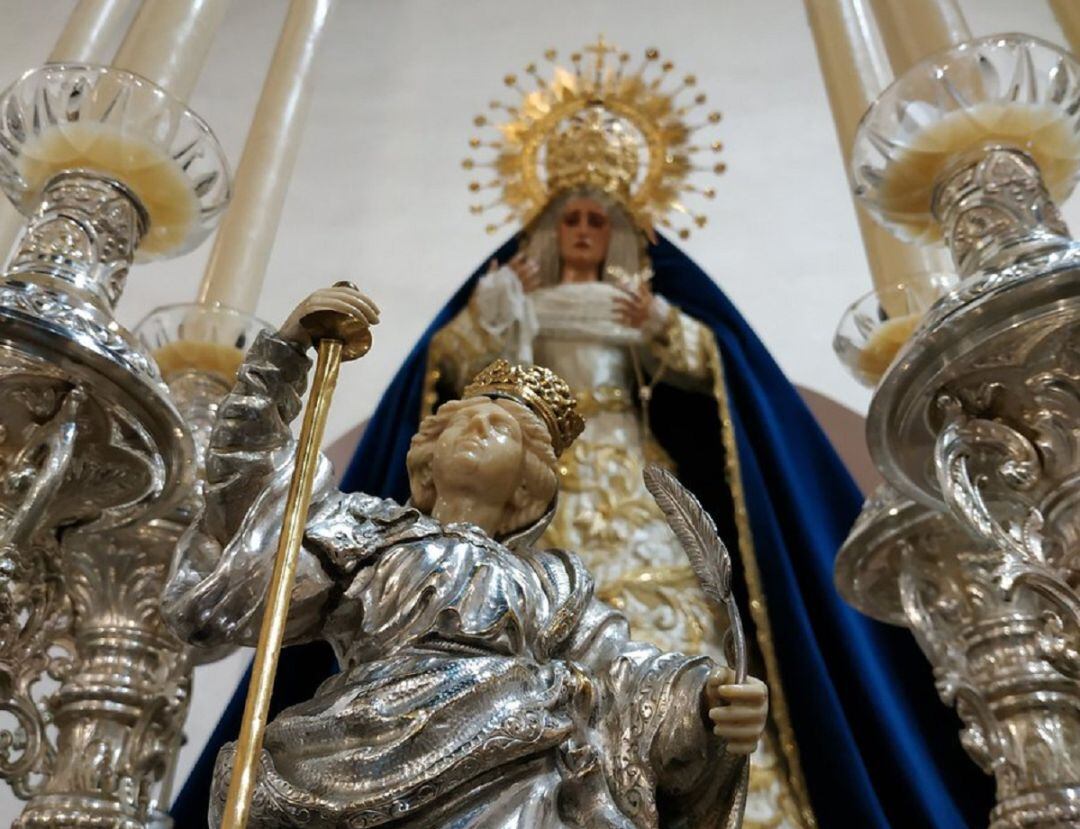 La imagen en plata de Santa Catalina preside la delantera de las andas de la Virgen de las Lágrimas