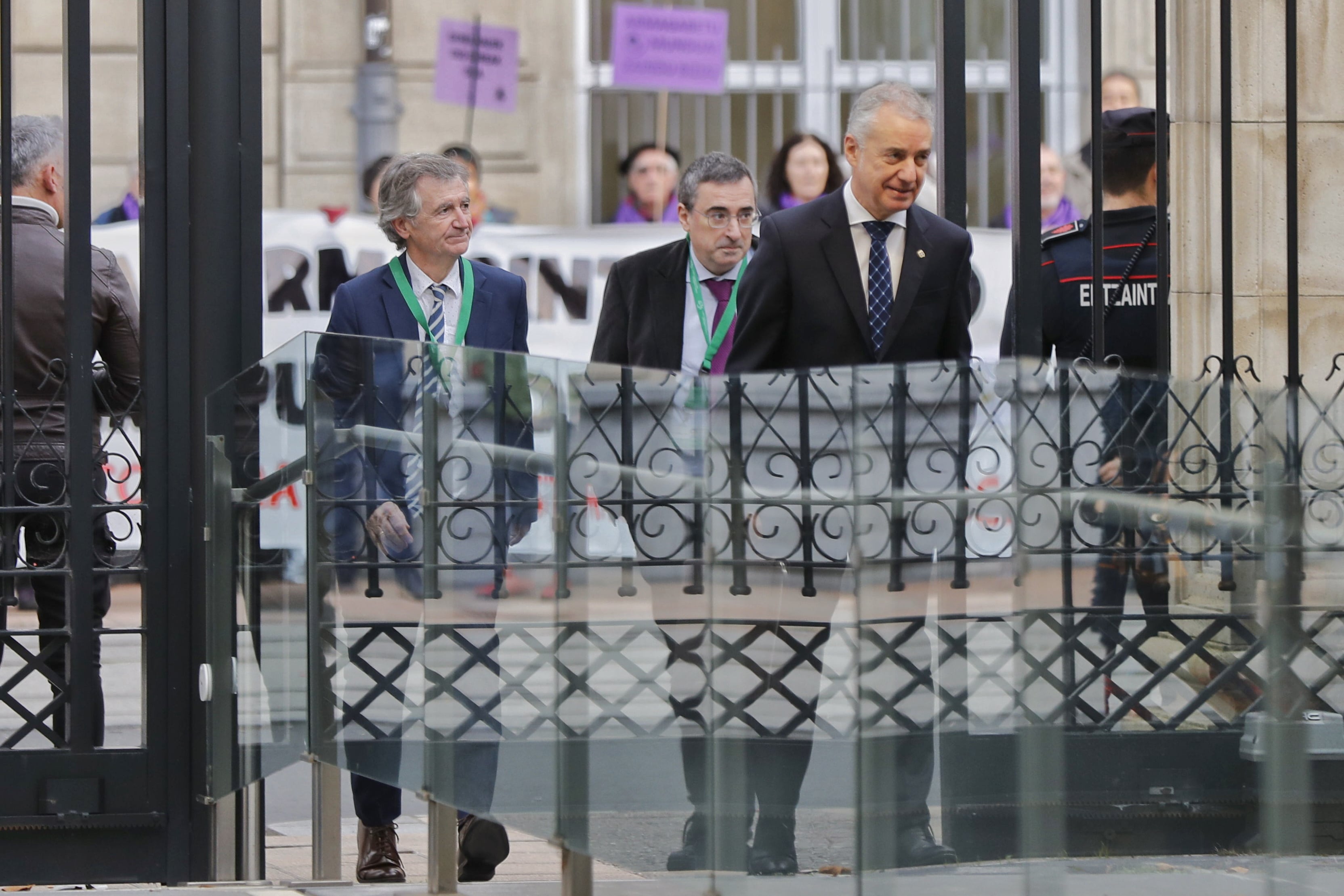 VITORIA, 23/12/2022.-El lehendakari, Iñigo Urkullu, a su llegada a la sede del Parlamento Vasco en Vitoria, para participar en el pleno que celebra la Cámara este jueves para aprobar los presupuestos de su Gobierno para 2023, que ascienden a 14.250,7 millones de euros, 1.142 millones más que este año.EFE/ David Aguilar
