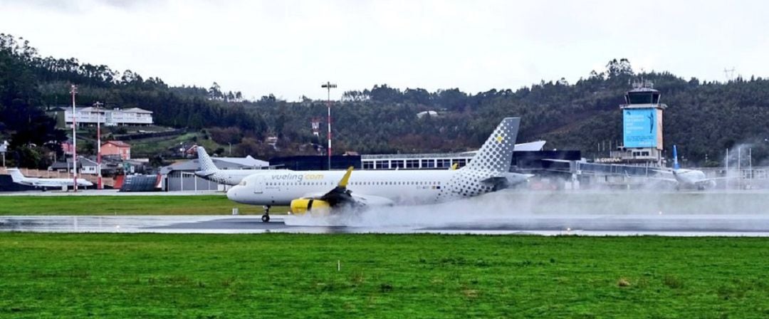 Avión de Vueling aterriza en Alvedro