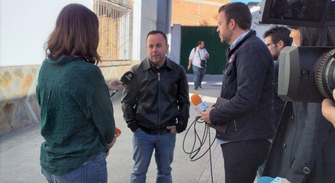 El padre del niño Sergio habla con los medios de comunicación en Alcolea (Almería).