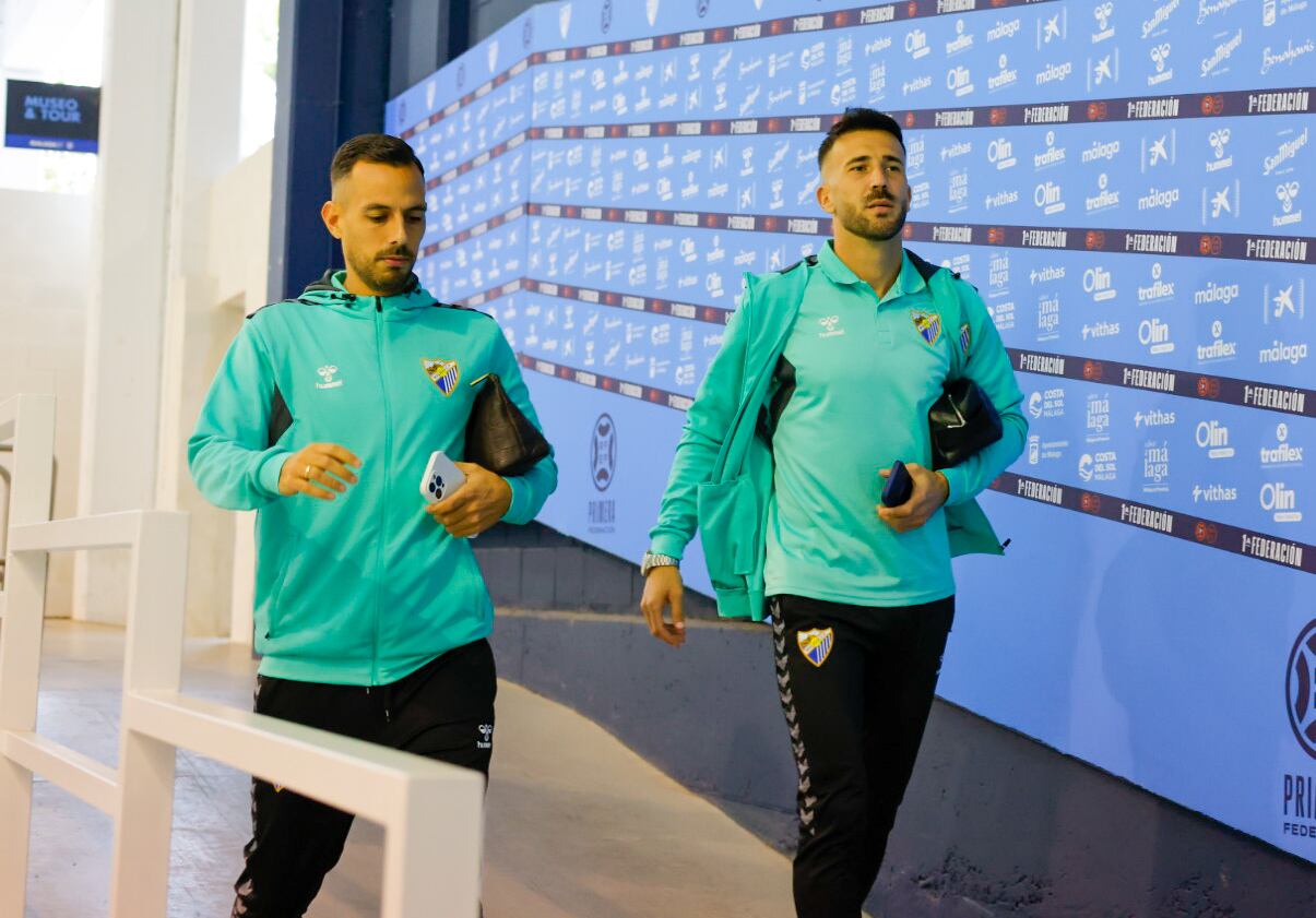 Manu Molina, a la izquierda de la imagen, junto a Dioni, llegando a La Rosaleda