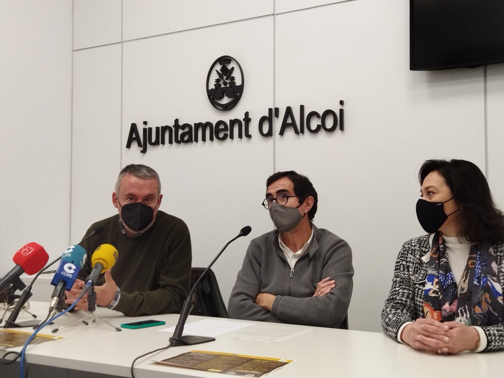 Salvador Palop, director-conservador del Parc Natural de la Font Roja; Jordi Silvestre, edil de Transición Ecológica, Indira Amaya, presidenta Turismo Alicante Interior.