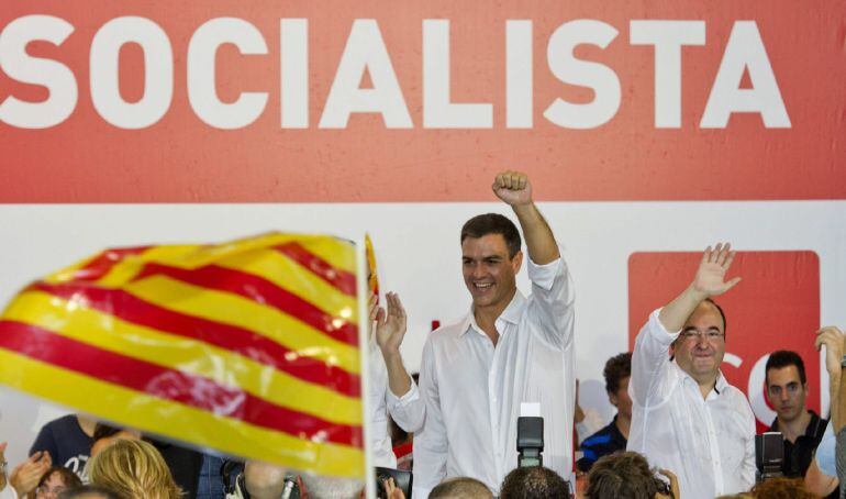 El secretario general del PSOE, Pedro Sánchez y el candidato del PSC a la Generalitat, Miquel Iceta, saludan al público en un acto de campaña en Lleida.