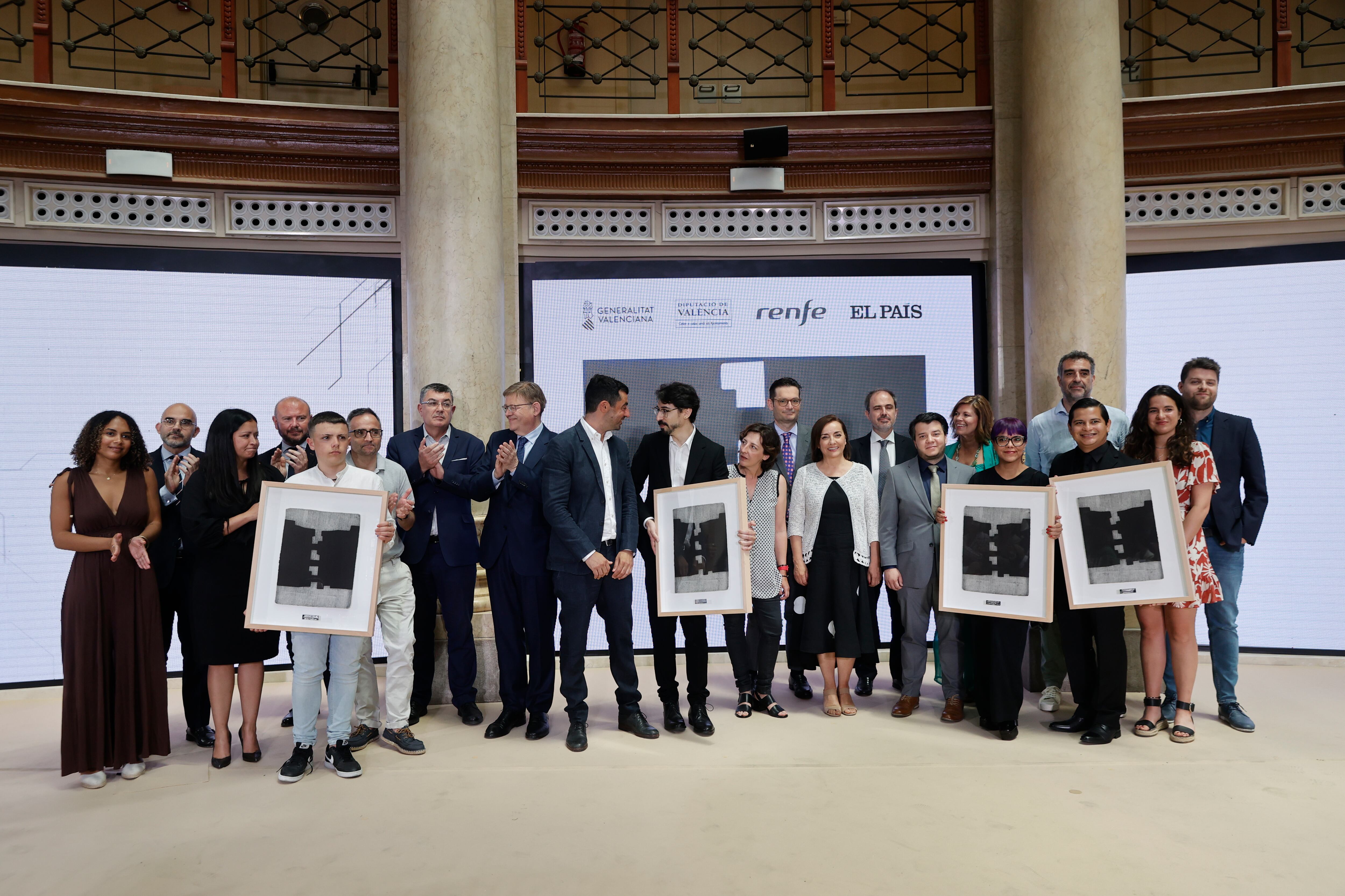 Foto de familia de los galardonados con los Premios Ortega y Gasset 2021 en el Palacio de las Comunicaciones de Valencia