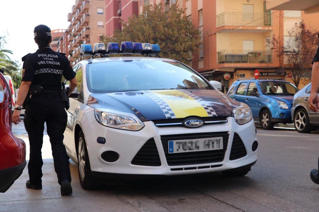 La Policía Local de València ha reforzado los controles en bares y restaurantes para evitar que se incumplan las normas de la fase 1 de la desescalada.