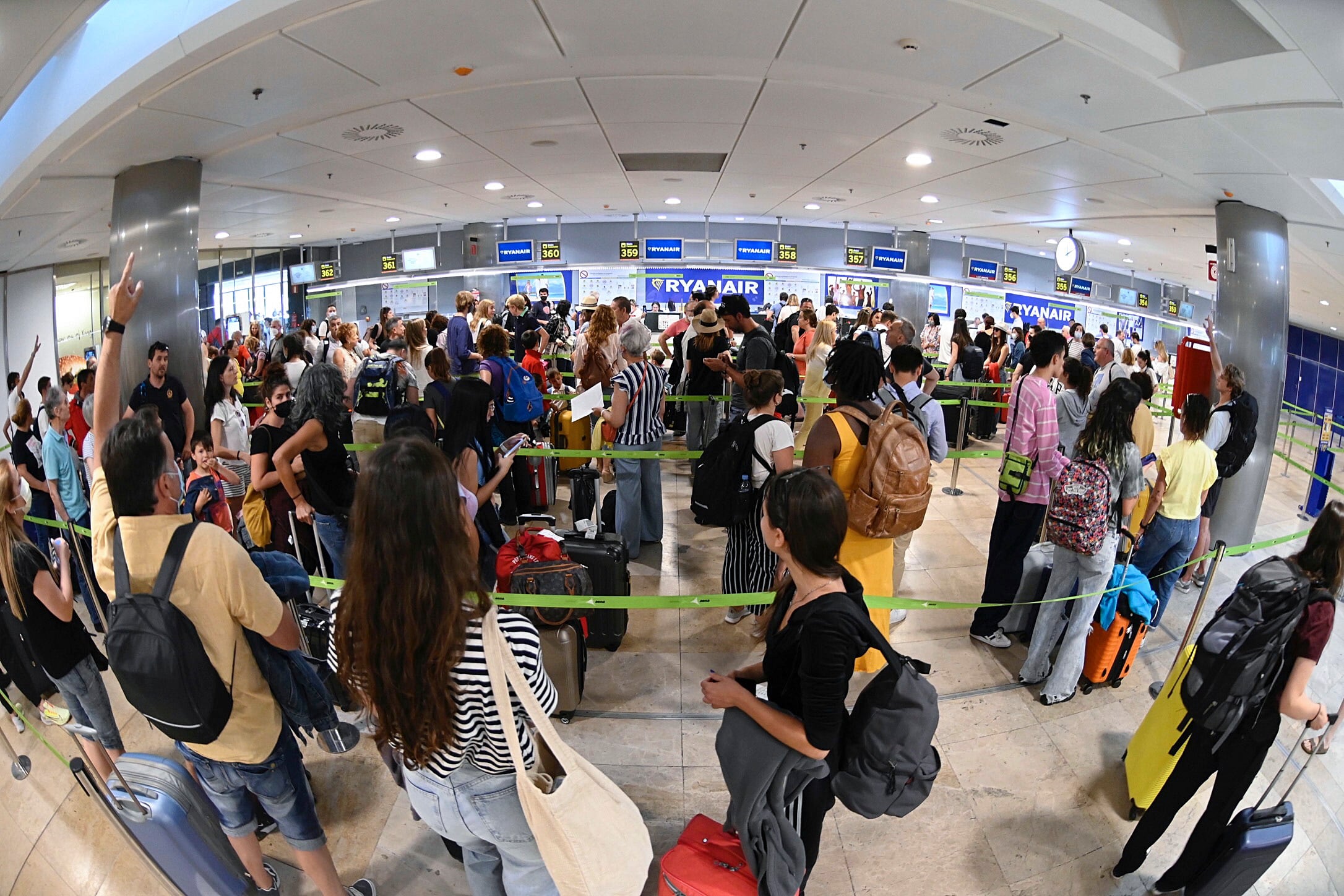 Colas para facturar en Barajas EFE/ Fernando Villar