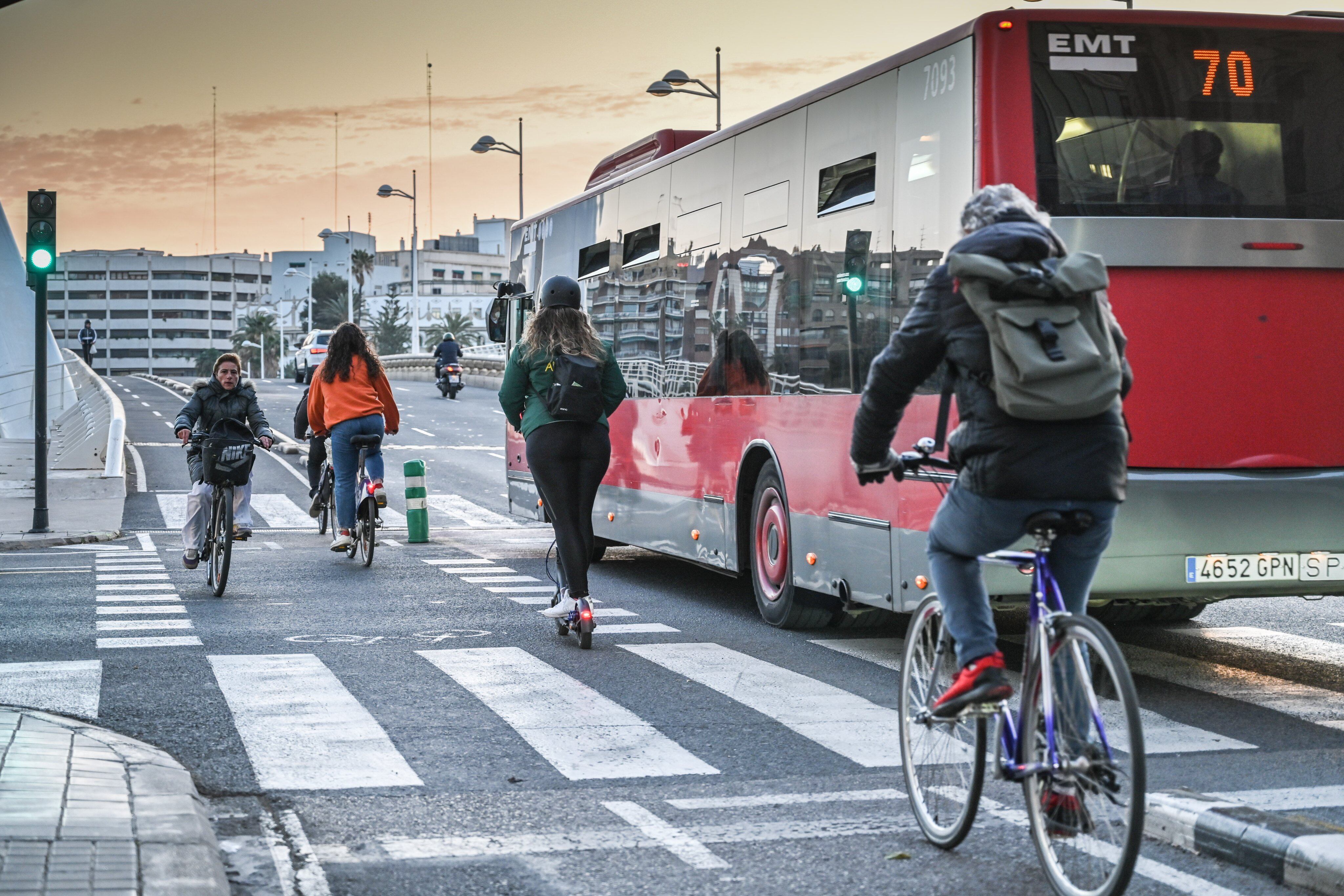 Vehículos circulando por una calle de València