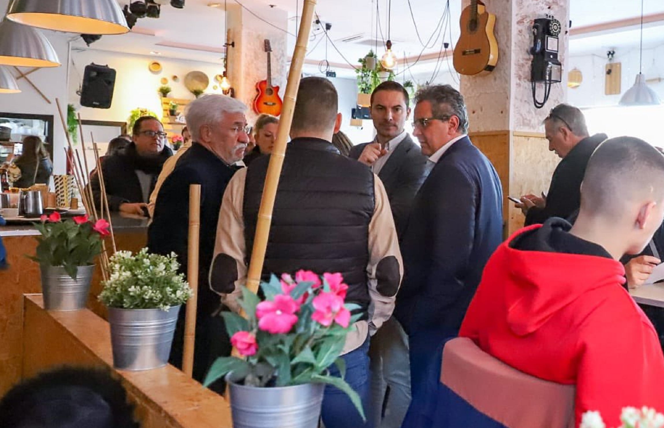 Juan Lobato, candidato del PSOE a la Comunidad de Madrid, ha visitado varios comercios de Parla junto con el alcalde de la ciudad, Ramón Jurado.