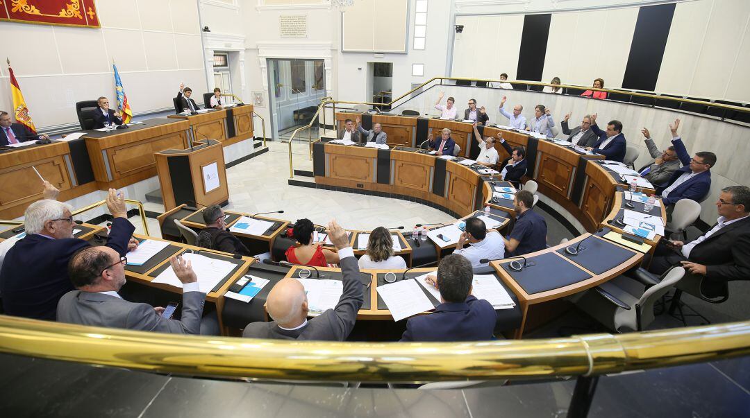 Momento de una votación en la Mesa Provincial del Agua celebrada en el salón de Plenos de la Diputación este martes.