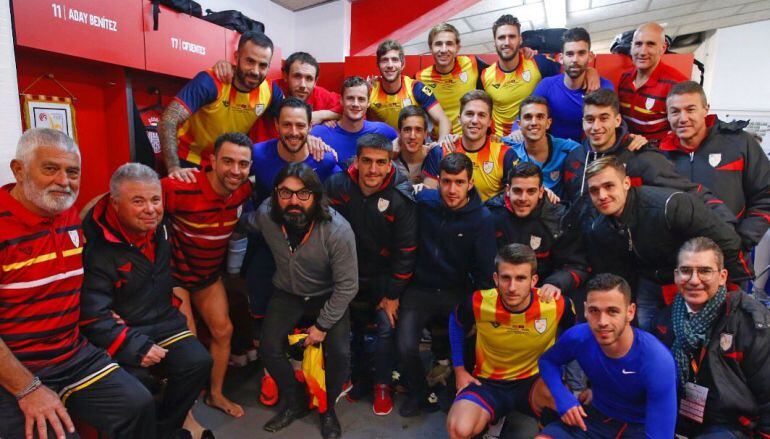 Los jugadores de la Selección catalana, tras el partido. Marc Crosas, en la esquina superior izquierda