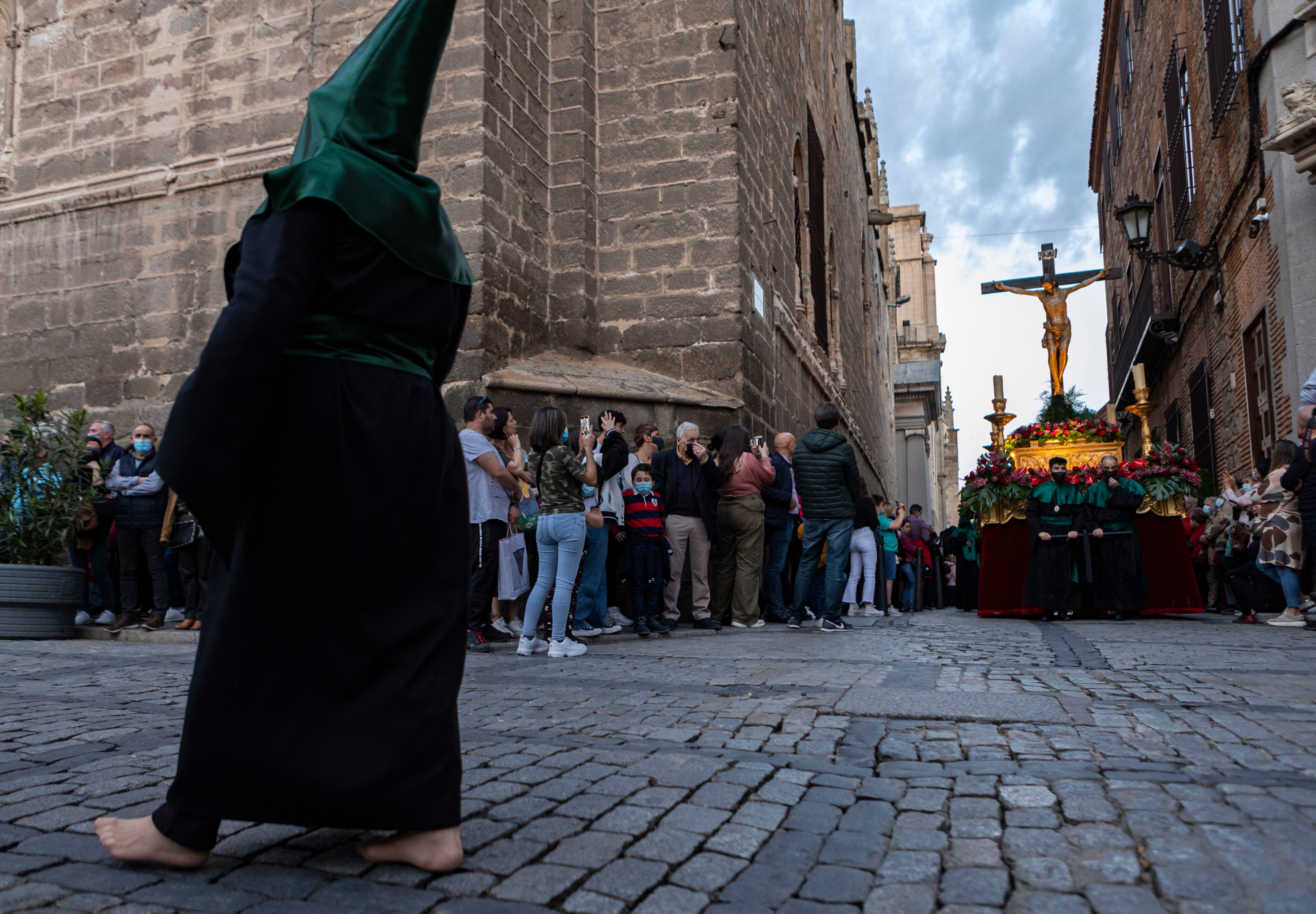 Un momento de la procesión de la Cofradía de Nuestra Señora del Amparo a su salida de la catedral de Toledo este Jueves Santo
