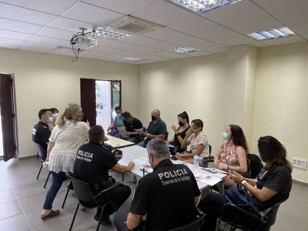 La Policía Local de Tavernes recibe formación para atender a las víctimas de violencia de género