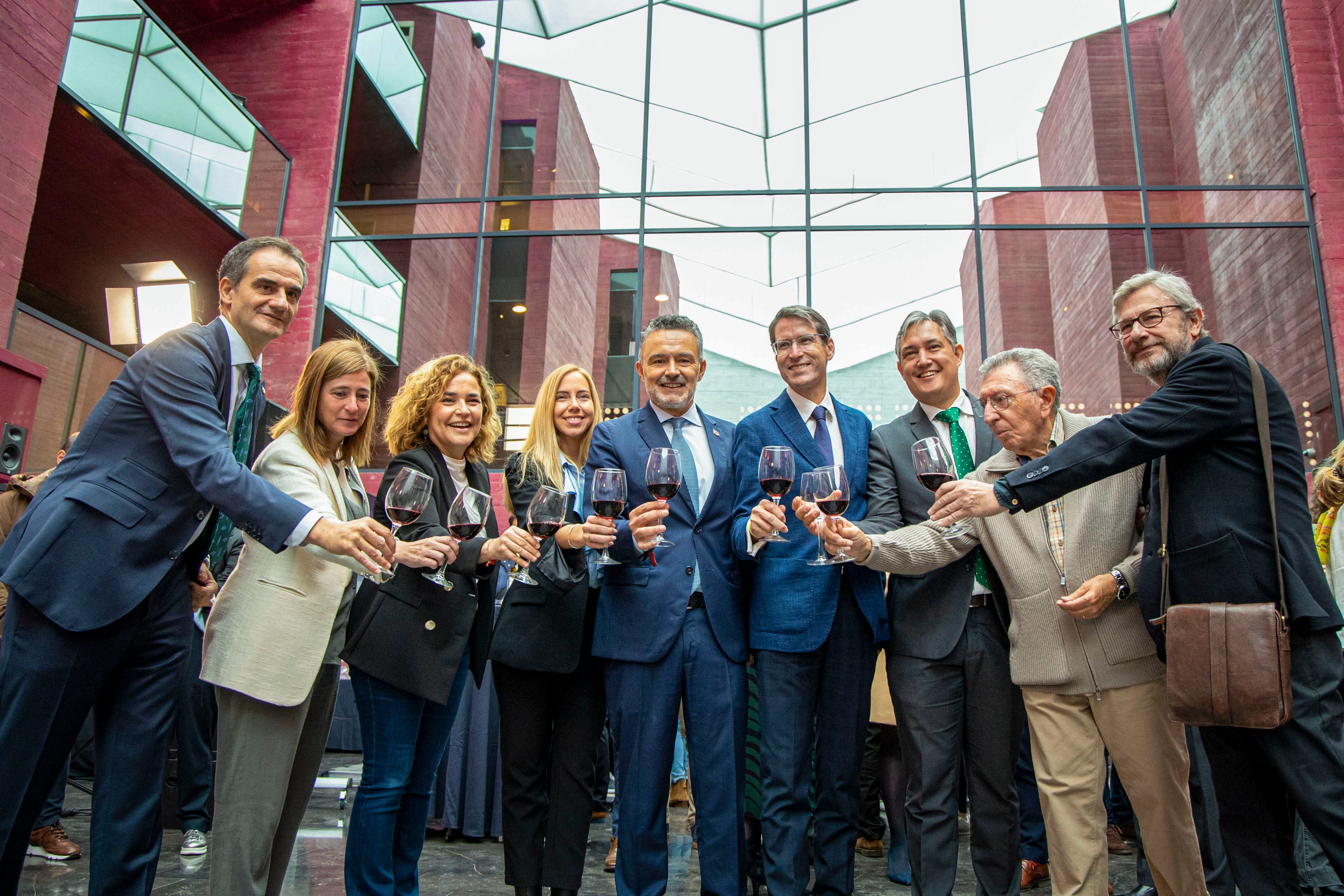 LOGROÑO, 27/10/2023.- El alcalde de Logroño, Conrado Escobar(5d) acompañado por el presidente del Ejecutivo riojano, Gonzalo Capellán (4d) y autoridades, brindan con vino este viernes en el acto oficial de inauguración del Centro de la Cultura del Rioja (CCR) que reabre sus puertas, siete años después de su cierre, con una exposición de fondos del Museo Vivanco, sobre la relación de la mujer con el mundo del vino, y con diferentes actividades de cata. EFE/ Raquel Manzanares
